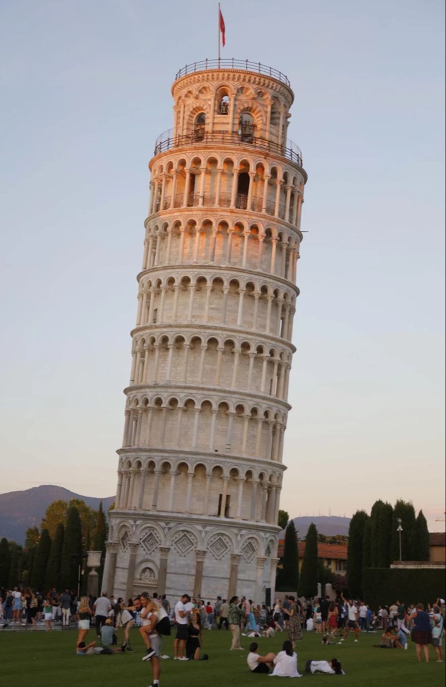 Berühmter als der Turm in Bologna ist jedoch der schiefe Turm von Pisa.