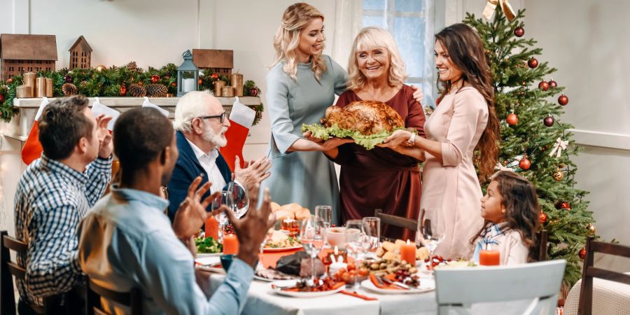 Als Single-Lady auf einer Weihnachtsparty glänzen? Kein Problem!