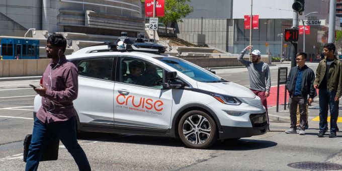 Ein selbstfahrendes Auto der Roboterwagenfirma Cruise ist auf einer Strasse in San Francisco unterwegs. Ein selbstfahrendes Auto der Roboterwagenfirma Cruise ist auf einer Strasse in San Francisco unterwegs.