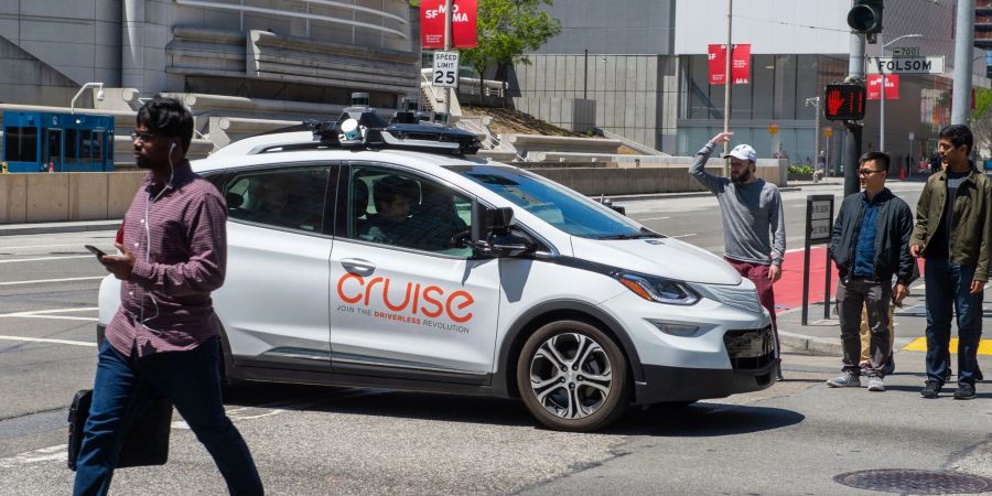 Ein selbstfahrendes Auto der Roboterwagenfirma Cruise ist auf einer Strasse in San Francisco unterwegs.