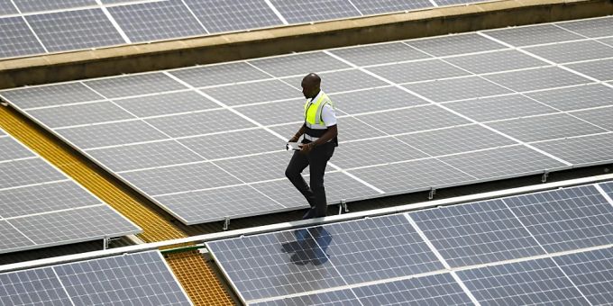 Saubere Energien werden 2030 deutlich mehr Gewicht bei der Stromerzeugung haben – im Blick Solarpanels in der kenianischen Hauptstadt Nairobi, Kenia. (Archivbild) energie iea