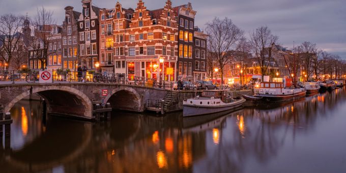 Amsterdam im Abendlicht. (Archivbild) amsterdam blick auf kanal