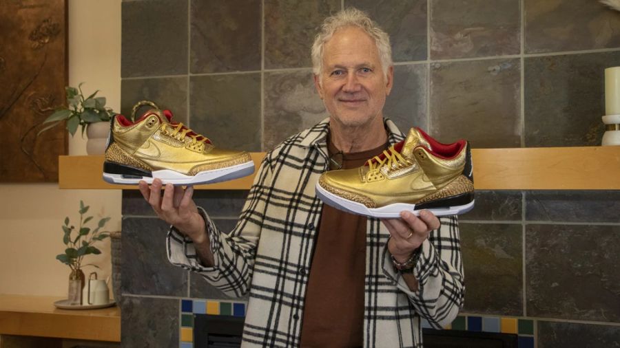 Nike-Designer Tinker Hatfield spendete eine Ersatzschachtel für die Schuhe.