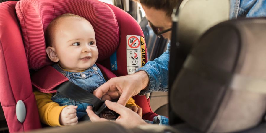 Wenn Babys im Auto mitfahren, ist ein Kindersitz Pflicht.