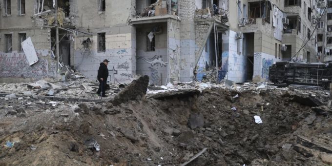 Bei einem Raketenangriff auf die Stadt Charkiw wurden zahlreiche Gebäude zerstört. Foto: Alex Babenko/AP/dpa Bei einem Raketenangriff auf die Stadt Charkiw wurden zahlreiche Gebäude zerstört. Foto: Alex Babenko/AP/dpa