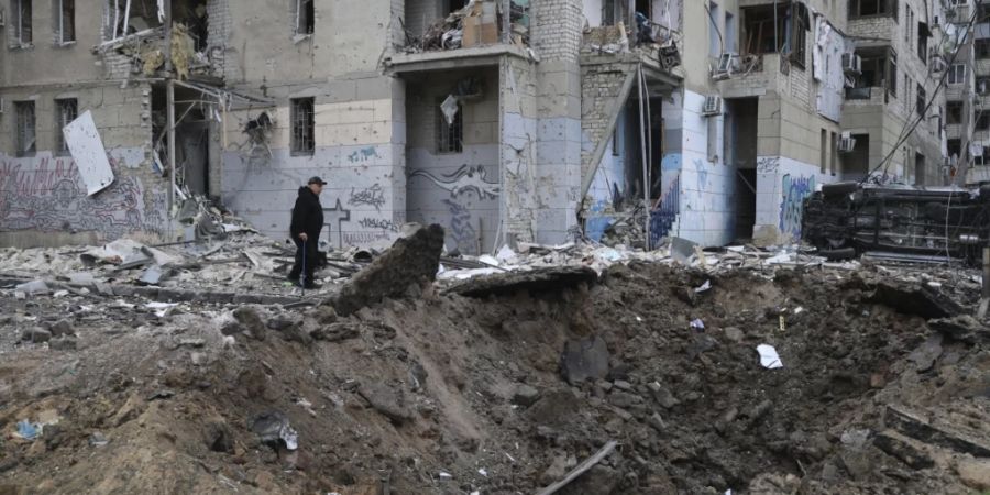 Bei einem Raketenangriff auf die Stadt Charkiw wurden zahlreiche Gebäude zerstört. Foto: Alex Babenko/AP/dpa