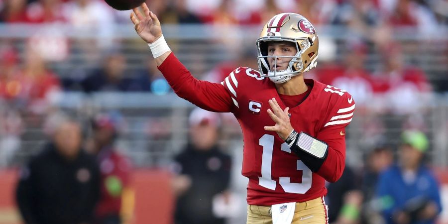 San Francisco 49ers Quarterback Brock Purdy (13) spielt einen Pass.