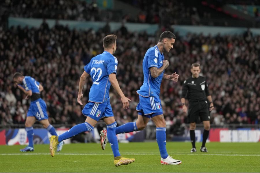 Gianluca Scamacca (r) bringt Italien im Wembley in Führung.