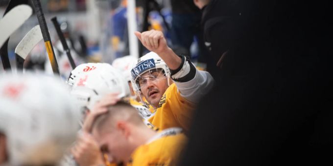 Julian Walker muss wegen einer Verletzung mehrere Monate lang aussetzen. National League HC Lugano