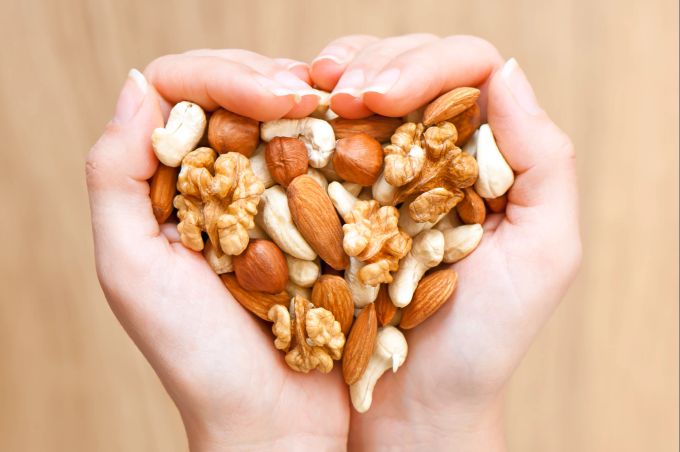 Nüsse lassen Ihre Haare gesund glänzen. Netflix, Snacks, gesund, Nüsse