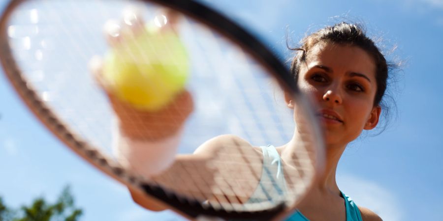 Frau mit Tennisschläger