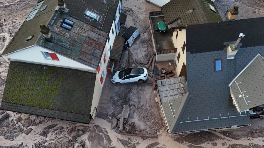 Bild vom Montag: der Tesla in Schwanden GL.