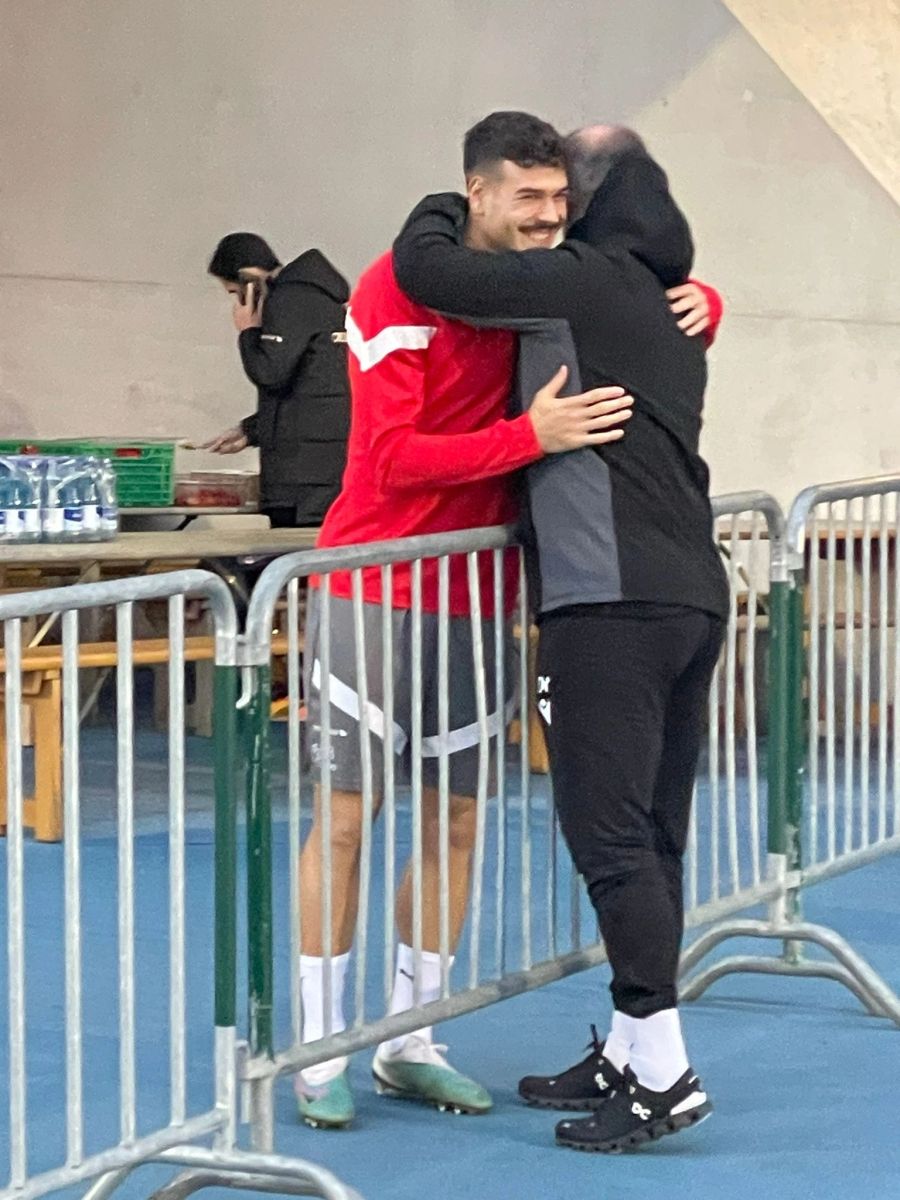 Und auch Filip Ugrinic bekommt auf dem Trainingsgelände in Basel eine herzliche Umarmung.