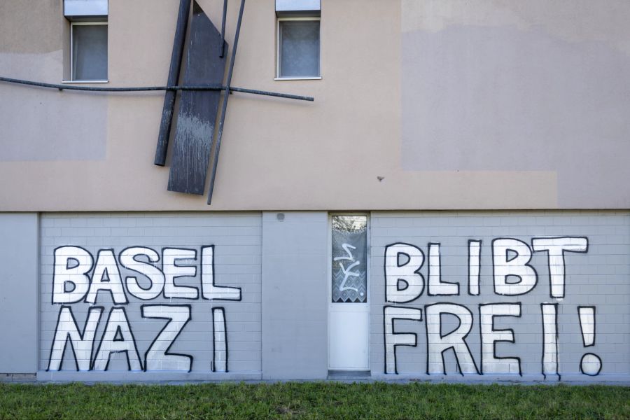 An eine Hauswand wurde der Slogan BASEL BLIBT NAZIFREI! gesprayt vor einer angekündigten Kundgebung von Anhängern der Bewegung Mass-Voll! in Basel, am Samstag, 21. Oktober 2023.