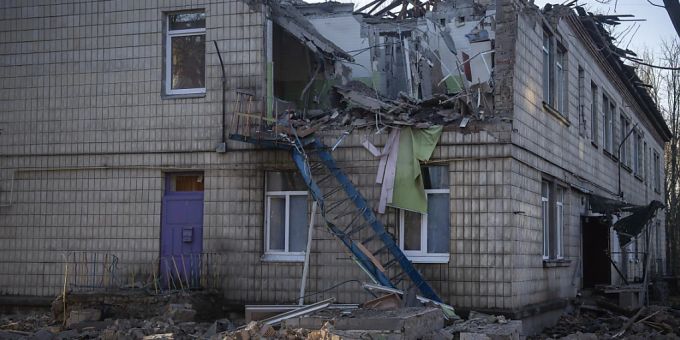 Ein Kindergarten in Kiew ist durch einen russischen Drohnenangriff beschädigt worden. Foto: Efrem Lukatsky/AP Ein Kindergarten in Kiew ist durch einen russischen Drohnenangriff beschädigt worden. Foto: Efrem Lukatsky/AP