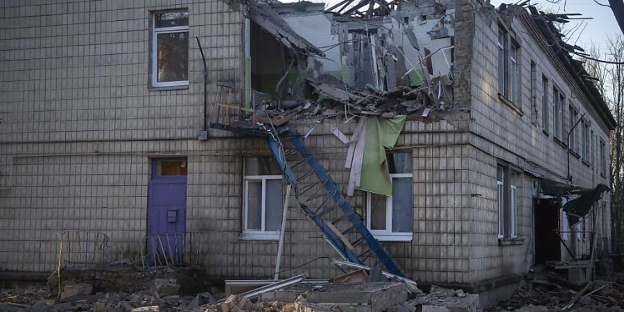 Ein Kindergarten in Kiew ist durch einen russischen Drohnenangriff beschädigt worden. Foto: Efrem Lukatsky/AP