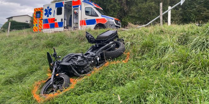 Neuheim ZG - Motorradfahrer (70) bei Unfall erheblich verletzt