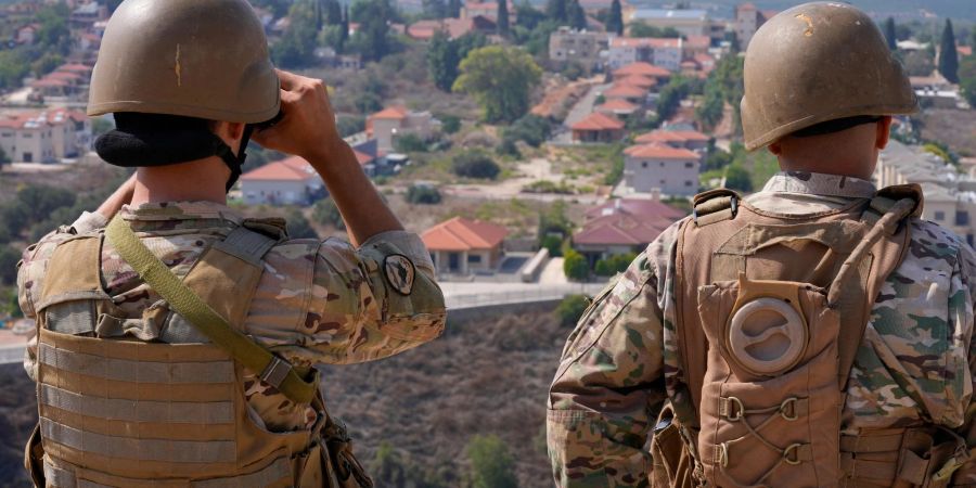 Libanesische Soldaten blicken an der Landesgrenze Richtung Israel. Israels Armee hat mit Kampfhubschraubern Ziele im Libanon angegriffen.