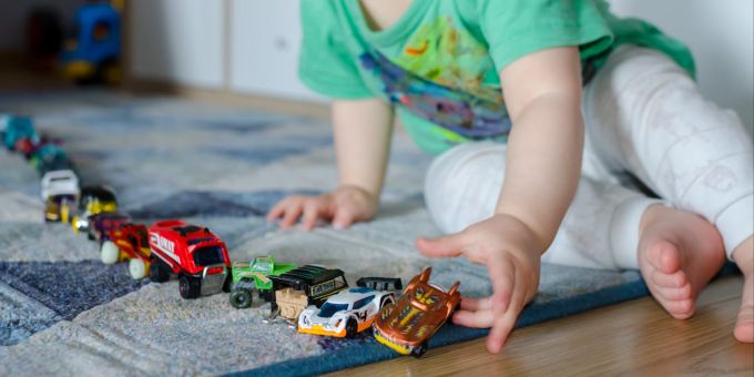 Kinder im Autismusspektrum haben häufig eine ganz individuelle Art und Weise zu spielen. (Symbolbild) Kind Spielautos