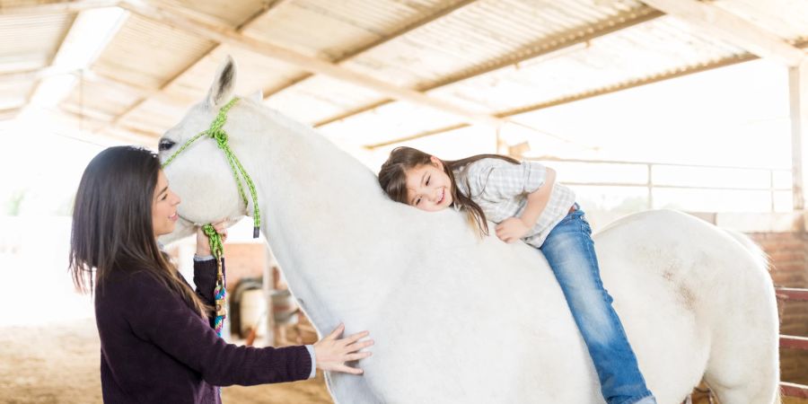 Ein Mädchen auf einem Pferd ohne Sattel