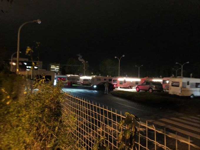 Die Fahrenden wurden über die Räumung der Siedlung informiert, haben dies aber nicht gleich ausgeführt. Wohnwagen Parkplatzareal