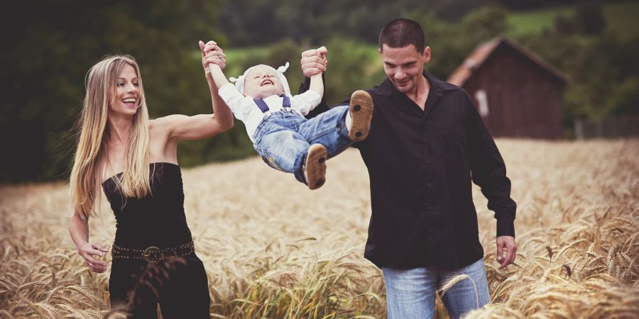 glückliche familien im feld