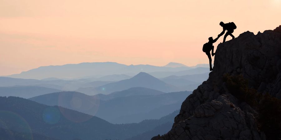 zwei menschen am bergsteigen