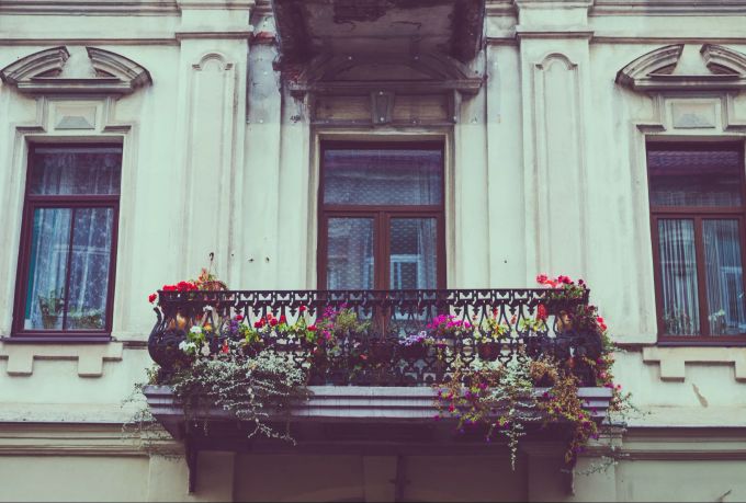 Ein paar bunte Blümchen und schon sieht der Balkon ganz anders aus. Blumen, Balkon