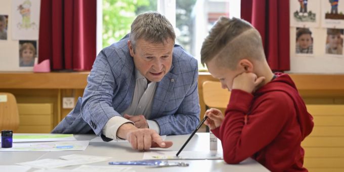 Geflüchtete mit Schutzstatus S können ihre Kinder direkt zur Schule schicken und direkt Arbeit annehmen. Dieser Prozess soll nun noch erleichtert werden. (Symbolbild) bildungsdirektor und ukrainisches flüchtlingskind