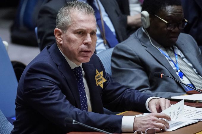 Der israelische UN-Botschafter Gilad Erdan und seine Mitarbeiter trugen im Rat einen David-Stern mit der Aufschrift «Nie wieder». UN Security Council