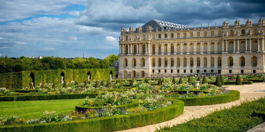 Versailles,  der königliche Palast mit akkuratem Garten von Versailles.