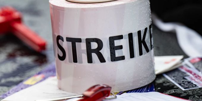 Mitarbeitende des Freiburger Jugendamts streiken. (Symbolbild). Freiburger Jugendamts