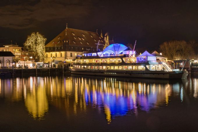 Ausgefallen: Zum Konstanzer Weihnachtsmarkt gehört auch ein Weihnachtsschiff. Zu finden ist es im Hafen. Weihnachtsschiff im Konstanzer Hafen.