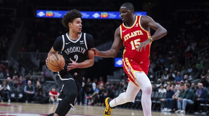 Clint Capela und Cameron Johnson während dem Spiel der Atlanta Hawks gegen die Brooklyn Nets in der NBA. NBA