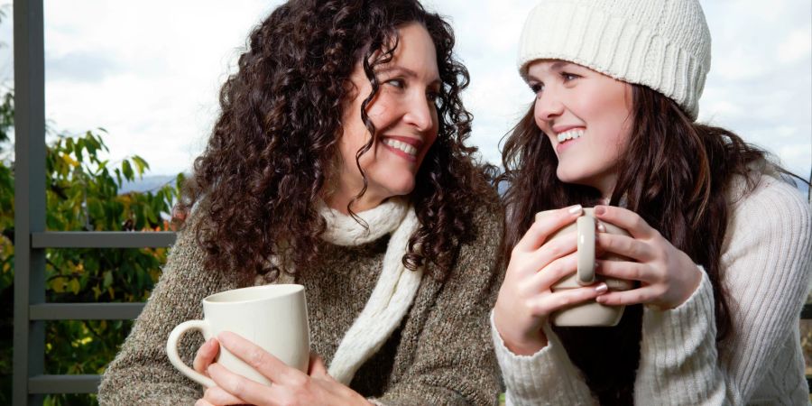 Eine Mutter und ihre Tochter verbringen gemeinsam Zeit bei einer Tasse Tee.