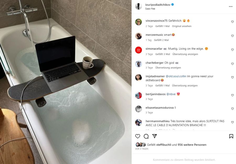 Iouri Podladtchikov stellt seinen eingesteckten Laptop bei der Badewanne hin.