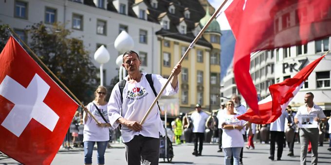 Gegner von Corona-Massnahmen marschieren am Samstag durch die Churer Innenstadt. Coronavirus Demo in Chur