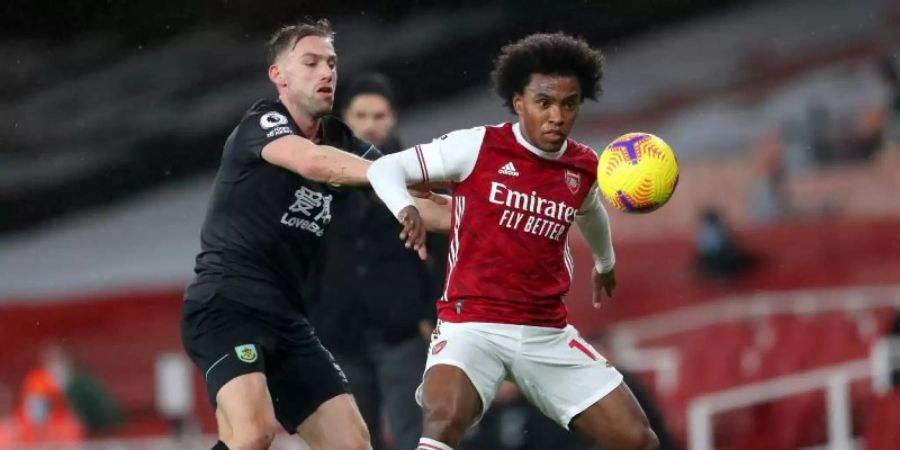 Arsenals Willian (R) behauptet im Zweikampf den Ball vor Burnleys Charlie Taylor. Foto: Catherine Ivill/PA Wire/dpa