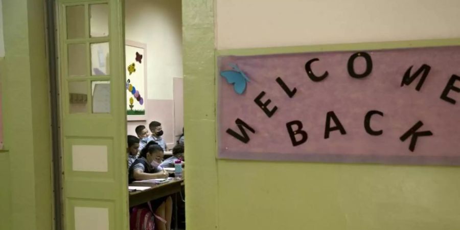 Willkommen zurück: Schüler und Schülerinnen in einem Klassenraum in Jerusalem. Foto: Maya Alleruzzo/AP/dpa