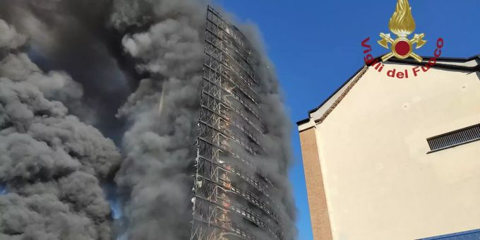 Das brennende Hochhaus in Mailand. Hochhaus in Mailand in Flammen