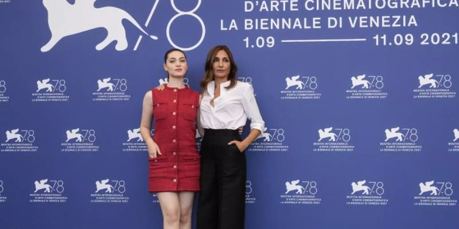 Schauspielerin Anamaria Vartolomei (l) und die Regisseurin Audrey Diwan beim Fototermin für den Film "L'evenement" ("Happening") während der 78. Ausgabe der Filmfestspiele von Venedig. Foto: Domenico Stinellis/AP/dpa