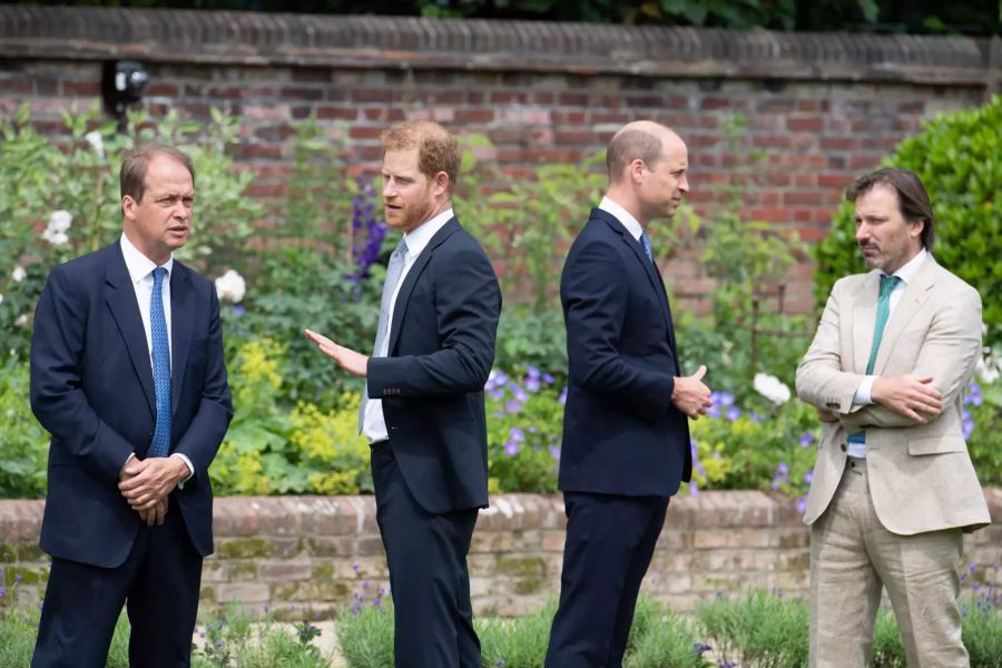 Prinz Harry zeigte sich während der Veranstaltung locker, Prinz William wirkte eher etwas steif.