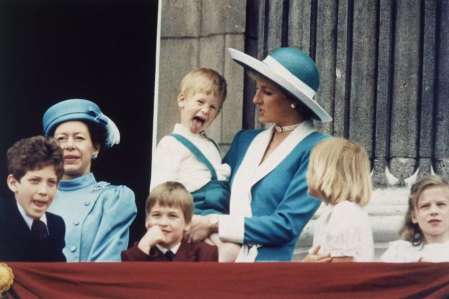 Prinz Harry mit Prinz William (vorne) und Mami Diana.