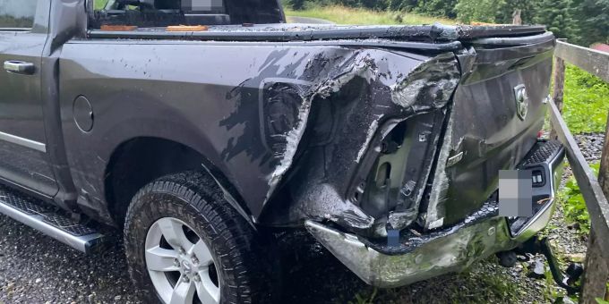 Ein Autolenker prallte beim Manövrieren gegen einen Holzschopf.