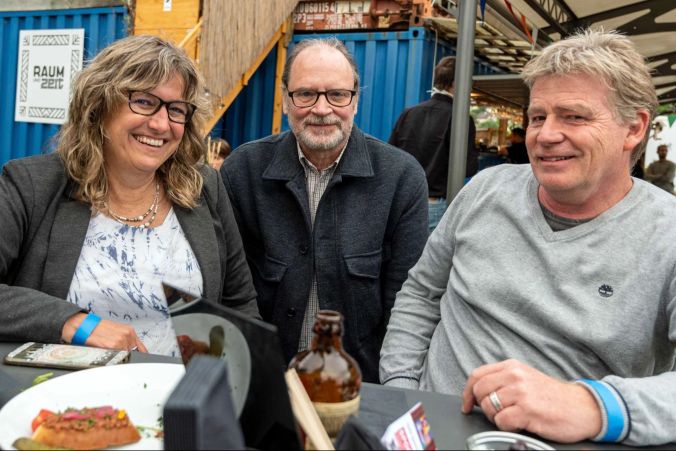 Vl.: Monika Wittwer, Rolf Balsiger (AXA) und Nicolas Heiniger finde den Anlass gut