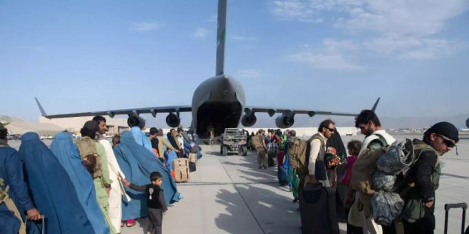Menschen warten auf ihren Rettungsflug aus Kabul Menschen warten auf ihren Rettungsflug aus Kabul