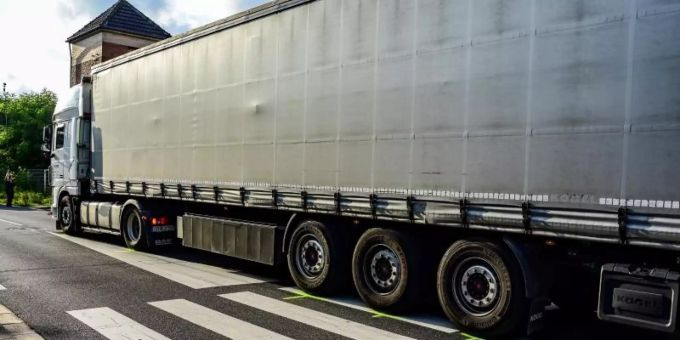 Die Unfallstelle in Erftstadt-Friesheim. Ein Lastwagen hat hier an einem Zebrastreifen ein elfjähriges Mädchen überrollt und getötet. Foto: Alexander Franz/Erftkreis-News/dpa Die Unfallstelle in Erftstadt-Friesheim. Ein Lastwagen hat hier an einem Zebrastreifen ein elfjähriges Mädchen überrollt und getötet. Foto: Alexander Franz/Erftkreis-News/dpa