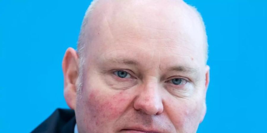 Achim Truger weist Kritik zurück, eine Anhebung des Mindestlohns auf 12 Euro könne Jobs kosten. Foto: Bernd von Jutrczenka/dpa Pool/dpa