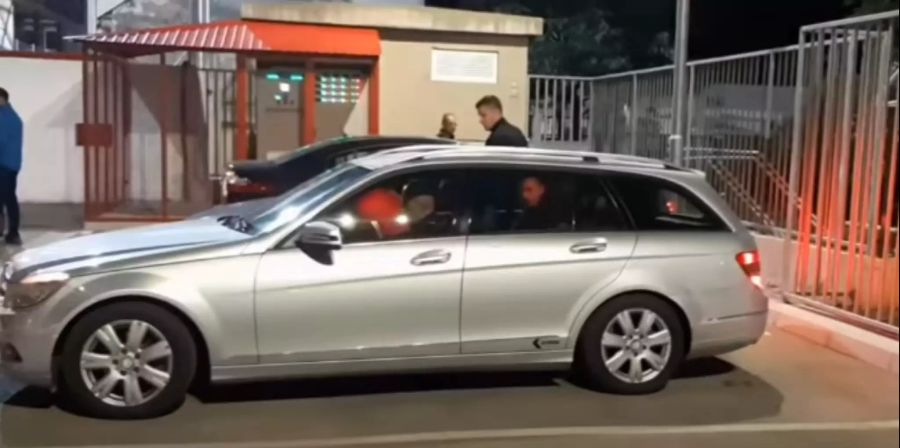 Der Schiedsrichter und sein Team fahren nach dem Spiel in Mostar los.