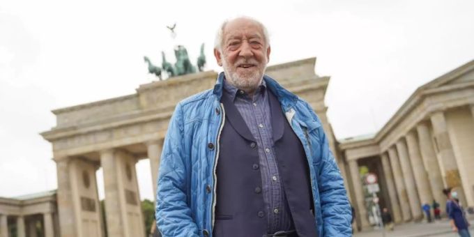 Noch 100 Tage bis zur Party - Dieter Hallervorden vor dem Brandenburger Tor. Foto: Jörg Carstensen/dpa Noch 100 Tage bis zur Party - Dieter Hallervorden vor dem Brandenburger Tor. Foto: Jörg Carstensen/dpa